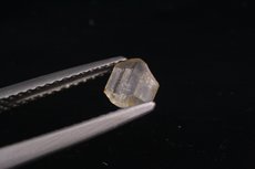 Zwei Sinhalit- Kristalle