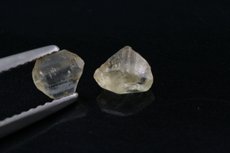 Zwei Sinhalit- Kristalle