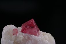 スピネル / 方解石 (Spinel / Calcite)