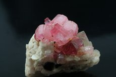 Pinkfarbige Turmalin Kristalle in Matrix