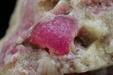 Pinkfarbiger Pilz Turmalin in Matrix