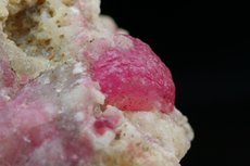 Pinkfarbiger Pilz Turmalin in Matrix