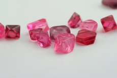 58 edle Spinel Kristalle