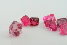 58 edle Spinel Kristalle