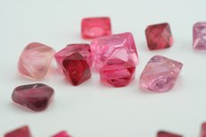 58 edle Spinel Kristalle