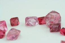 58 edle Spinel Kristalle