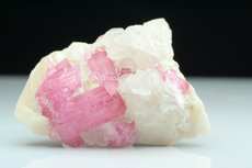 Pinkfarbige Turmaline Kristalle in Matrix