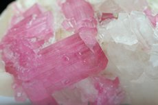 Pinkfarbige Turmaline Kristalle in Matrix