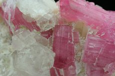 Pinkfarbige Turmaline Kristalle in Matrix