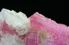 Pinkfarbige Turmaline Kristalle in Matrix