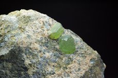 Seltene Peridot Kristalle in Matrix