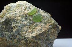 Seltene Peridot Kristalle in Matrix