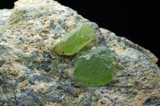 Seltene Peridot Kristalle in Matrix