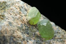 Seltene Peridot Kristalle in Matrix