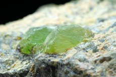 Seltene Peridot Kristalle in Matrix