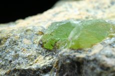 Seltene Peridot Kristalle in Matrix