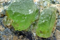 Seltene Peridot Kristalle in Matrix