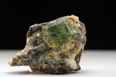 Feiner Peridot Kristall in Matrix