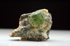 Feiner Peridot Kristall in Matrix