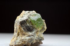 Feiner Peridot Kristall in Matrix