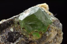 Feiner Peridot Kristall in Matrix