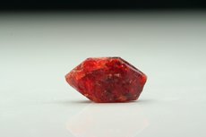 Seltene roter Zirkon Kristalle Burma