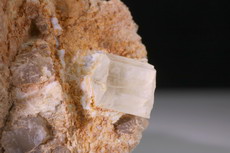 Phenakit Kristall in Petalit  / Feldspat Matrix
