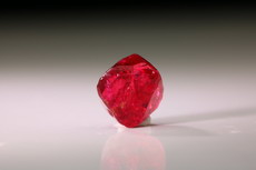 スピネル (Spinel)