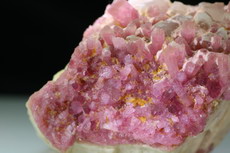 Pinkfarbene Turmalin Kristalle auf Feldspat