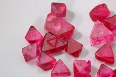 26 pcs. Pink-red glowing Spinel Crystals (Man - Sin mine)