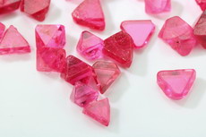 26 pcs. Pink-red glowing Spinel Crystals (Man - Sin mine)