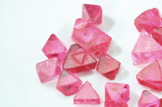 26 pcs. Pink-red glowing Spinel Crystals (Man - Sin mine)