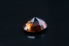 Orangefarbiger geschliffener Zirkon