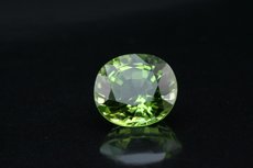 Feiner oval geschliffener Peridot