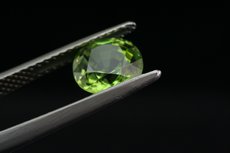 Feiner oval geschliffener Peridot