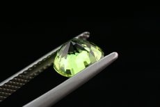 Feiner oval geschliffener Peridot