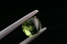 Feiner oval geschliffener Peridot