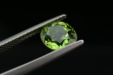 Feiner oval geschliffener Peridot