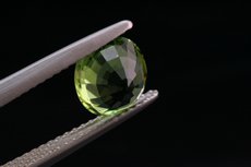 Feiner oval geschliffener Peridot