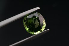 Feiner oval geschliffener Peridot