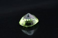 Feiner oval geschliffener Peridot