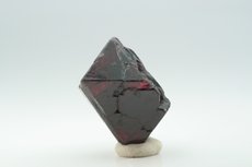 Tiefroter Spinel Kristall