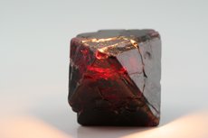 Tiefroter Spinel Kristall