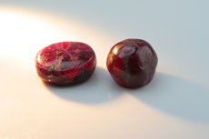 Zwei Trapiche Rubin Cabochons