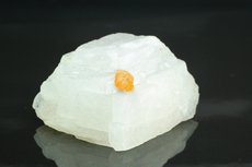 Gelber Chondrodit Kristall Matrix