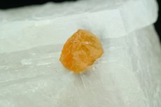 Gelber Chondrodit Kristall Matrix
