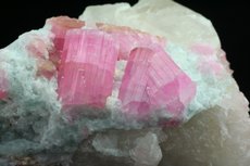 Pinkfarbiger Turmalin in Matrix