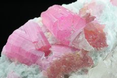 Pinkfarbiger Turmalin in Matrix