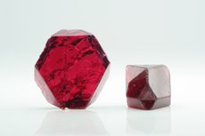 スピネル (Spinel)