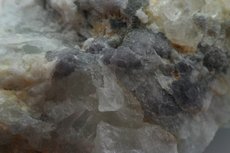 Seltene Pollucit Kristalle in Matrix